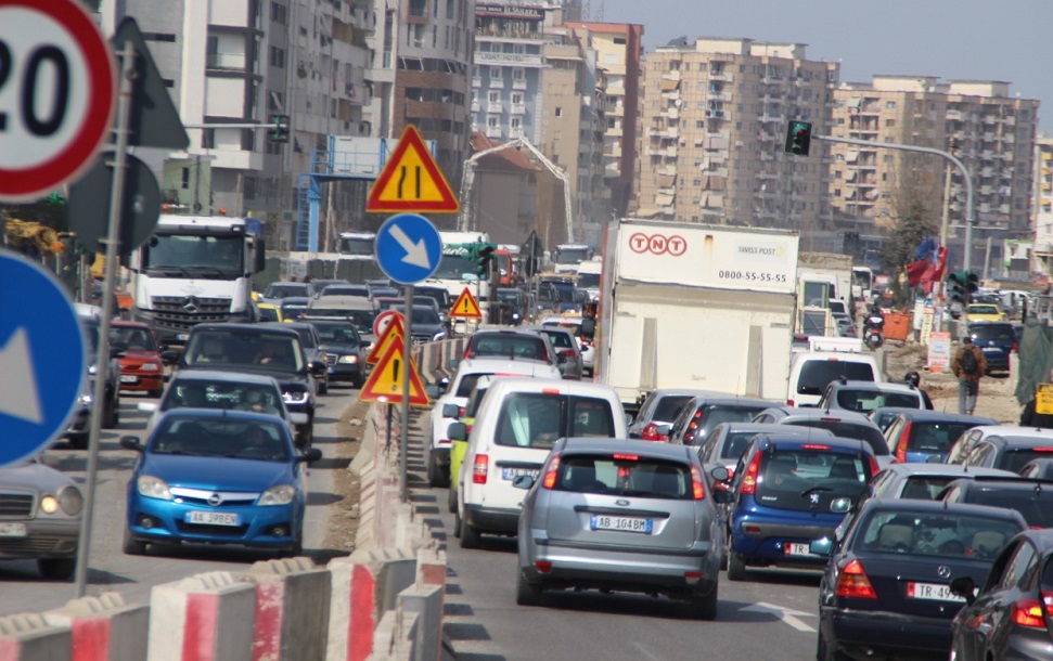 Transporti, shtohen fluturimet nga ajri, me shume makina ne Tirane
